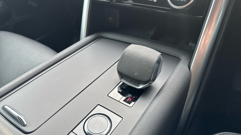 Land Rover Discovery 3.0 D300 Dynamic SE 5dr Auto Diesel Station Wagon